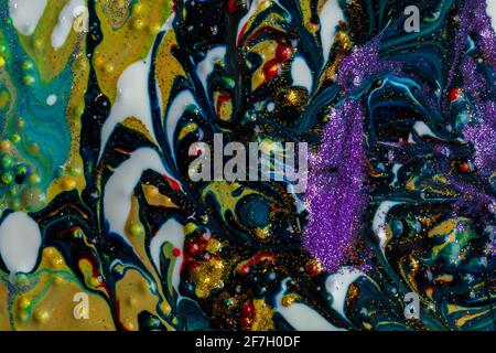 Fondo acrilico multicolore con striature scure e macchie bianche, cosparso di glitter. Creatività moderna. Un colorato dipinto d'avanguardia con il ric Foto Stock