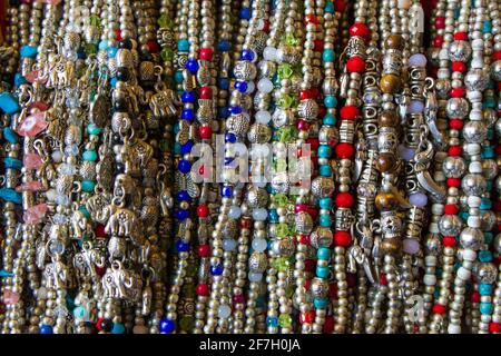 Un assortimento di bigiotteria in argento nel mercato centrale di Phnom Penh, Cambogia Foto Stock