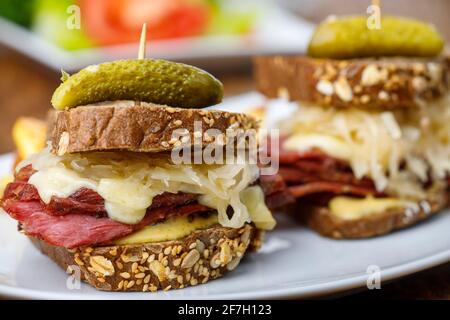 sandwich reuben su legno rustico Foto Stock