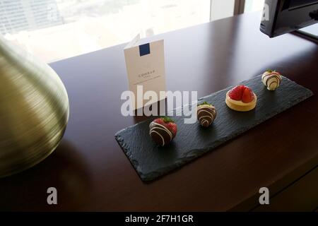 DUBAI, EMIRATI ARABI Uniti - 16 GIUGNO 2019: Snack di benvenuto in hotel di lusso Foto Stock