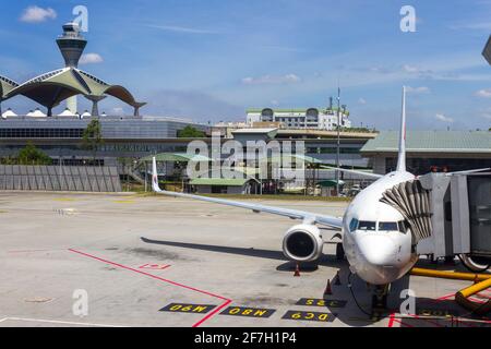 Kuala Lumpur, Malesia - 14 marzo 2020: Aerei della Malaysia al gate di partenza dell'aeroporto internazionale di KLIA situato a Sepang vicino a Kuala Lumpur, Foto Stock