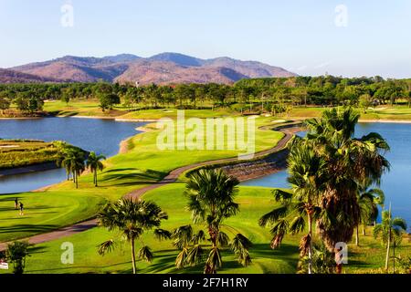 Sri Racha City, Chonburi, Thailandia - 13 Febbraio 2020: Vista del campo da golf dalla clubhouse al campo da golf Pattana Sport Club situato a CH Foto Stock