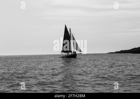 YACHT CLASSICO SOTTO VELA BIANCO E NERO Foto Stock