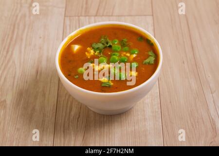 Mutter Paneer , formaggio indiano Dish Cottage e piselli immersi in un sugo di pomodoro di cipolla Foto Stock