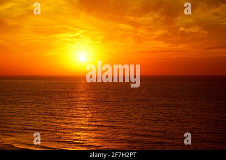 Fantastico oceano e cielo tramonto in colori rosso brillante. Foto Stock