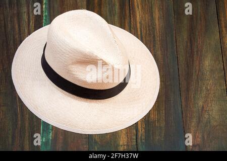 Cappello tradizionale Antioquia - cappello tradizionale fatto della palma di Iraca. Sfondo di legno Foto Stock