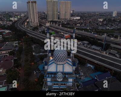 Al-azhar Centro Moschea vista panoramica più grande Moschea in Bekasi. Concetto Ramadan e Eid e nuvola di rumore quando si guarda il tramonto o l'alba. Bekasi, Indonesia, Foto Stock