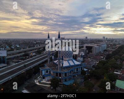 Al-azhar Centro Moschea vista panoramica più grande Moschea in Bekasi. Concetto Ramadan e Eid e nuvola di rumore quando si guarda il tramonto o l'alba. Bekasi, Indonesia, Foto Stock