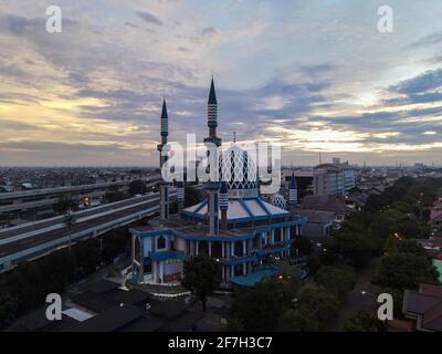 Al-azhar Centro Moschea vista panoramica più grande Moschea in Bekasi. Concetto Ramadan e Eid e nuvola di rumore quando si guarda il tramonto o l'alba. Bekasi, Indonesia, Foto Stock