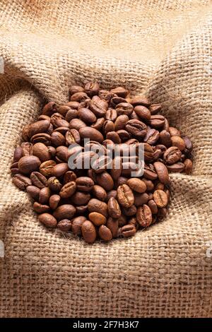 I chicchi di caffè su tela lo sfondo Foto Stock