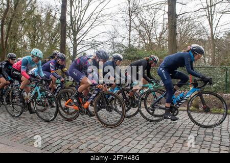 SCHOTEN, BELGIO - 7 APRILE: Gloria Rodriguez Sanchez del Team Movistar e Spagna, Ella Harris del Team Canyon SRAM e Nuova Zelanda, aprile Tacey del Team Foto Stock