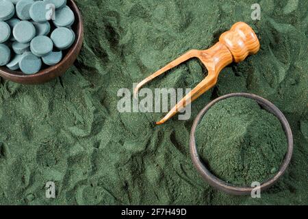 Spirulina in polvere e spirulina in pillole Foto Stock