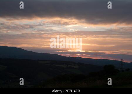 Nuvola che passa sulle montagne lungo la vale di Conwy Snowdonia in una serata estiva vicino al villaggio di Eglwysbach Conwy Galles del Nord Foto Stock