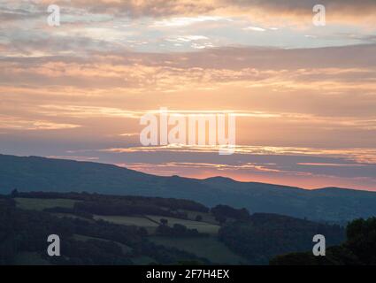 Nuvola che passa sulle montagne lungo la vale di Conwy Snowdonia in una serata estiva vicino al villaggio di Eglwysbach Conwy Galles del Nord Foto Stock