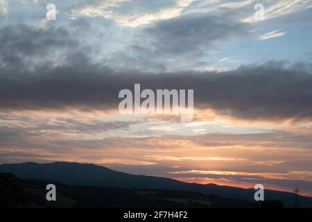 Nuvola che passa sulle montagne lungo la vale di Conwy Snowdonia in una serata estiva vicino al villaggio di Eglwysbach Conwy Galles del Nord Foto Stock