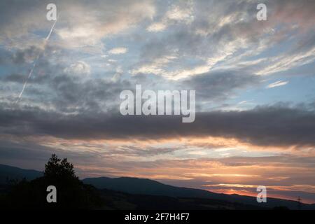 Nuvola che passa sulle montagne lungo la vale di Conwy Snowdonia in una serata estiva vicino al villaggio di Eglwysbach Conwy Galles del Nord Foto Stock