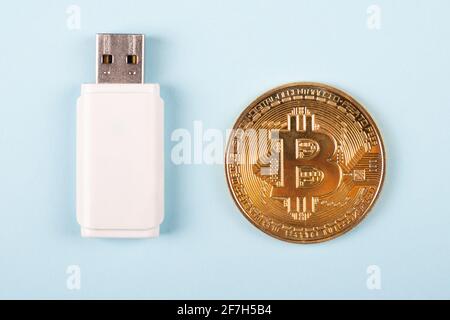 Moneta d'oro criptovaluta bitcoin con chiusura a chiave USB, chiave di sicurezza, archiviazione crittografata come portafoglio sicuro Foto Stock