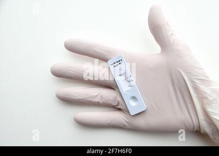 COVID-19 virus malattia controllo sanitario, Coronavirus globale pandemia focolaio crisi, antigene rapido Test di rilevamento RADT, campione di anticorpi rapido per il paziente Foto Stock