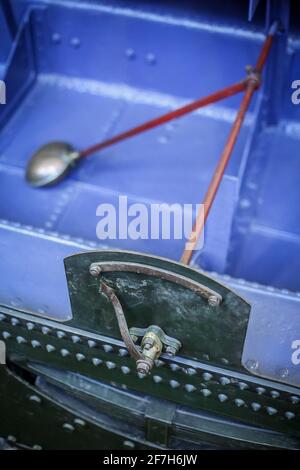 Vista in sezione di un galleggiante e di un calibro ad ago di un serbatoio di locomotiva a vapore tenero con acqua. Dettaglio del meccanismo per mostrare la quantità di acqua nel serbatoio Foto Stock