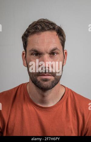 Ritratto frontale di un bel maschio o ragazzo caucasico, isolato su sfondo bianco. Foto mugshot dell'uomo europeo Foto Stock