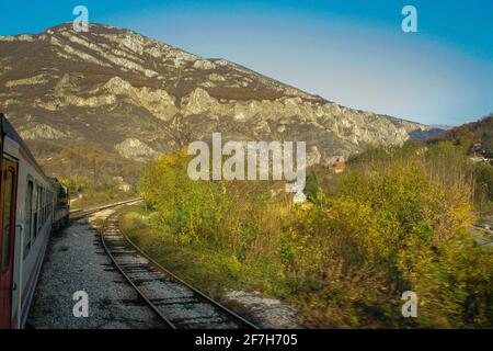 Vista da un pullman in treno che viaggia tra Belgrado e Sofia, da qualche parte nel parco naturale di Sicevachka klisura. Foto Stock