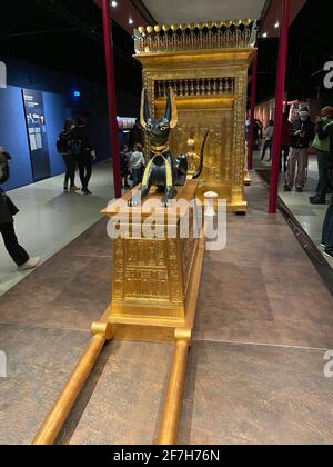 Mostra di Tutankhamun a Zurigo durante il periodo pandemico. Tomba e tesori con mucca d'oro e anubis nero come repliche dal faraone egitto Tutankham Foto Stock