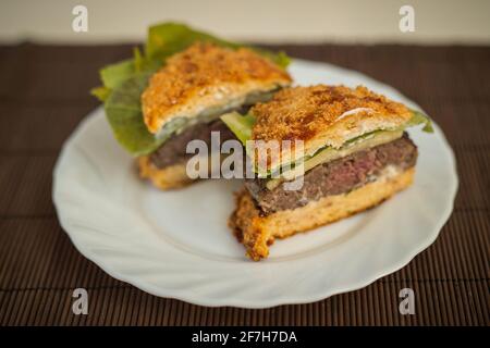 LCHF pasto ad alto contenuto di carboidrati o hamburger. Hamburger LCHF con pane non carboidrato composto da sesamo, uova, chee, mandorle. Immagine concettuale Foto Stock