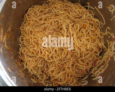 Una ciotola di spaghetti che guarda dall'alto. Foto Stock