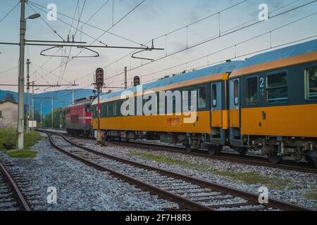 PRESERJE, SLOVENIA, 14.7.2020: Treno passeggeri Regio Jet da Praga a Rijeka sulla sua strada sulle paludi di Lubiana in mattinata romantica con su Foto Stock