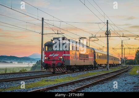 PRESERJE, SLOVENIA, 14.7.2020: Treno passeggeri Regio Jet da Praga a Rijeka sulla sua strada sulle paludi di Lubiana in mattinata romantica con su Foto Stock