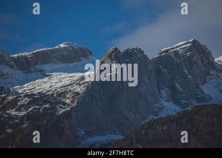 Pianura rocciosa di montagna vicino a Kanin, Slovenia. Autunno o primo inverno nelle Alpi Giulie, grande roccia massiccia illuminata dal sole d'inverno. Foto Stock