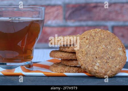 Biscotti di farinata d'avena accompagnati da una tazza di tè Foto Stock