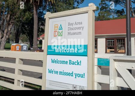 Sausalito, Stati Uniti. 16 gennaio 2021. Primo piano del cartello all'ingresso del Bay Area Discovery Museum Reading "Bentornato! Ci siamo persi!" A Sausalito, California, 16 gennaio 2021. (Foto di Smith Collection/Gado/Sipa USA) Credit: Sipa USA/Alamy Live News Foto Stock