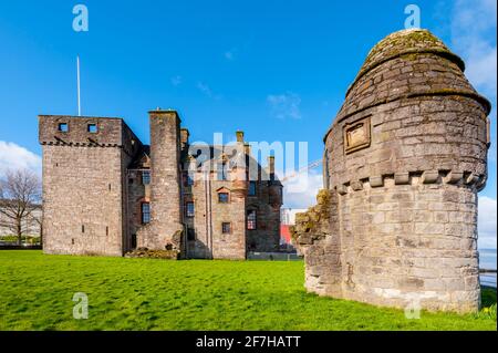 Castello di Newark con il cantiere navale Ferguson alle spalle, Port Glasgow Scotland Foto Stock