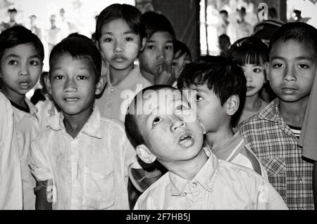 Bambini curiosi in un villaggio, Sagaing Regione, Myanmar Foto Stock