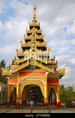 Ingresso alla pagoda di Shwemawdaw a Bago, Myanmar Foto Stock