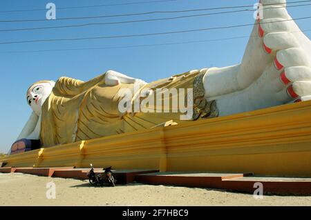 Statua di Buddha reclinata a Maha Bodhi Tahtaung, Monywa Township, Myanmar Foto Stock