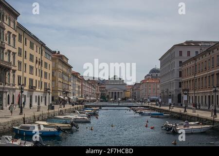 Famoso ponte Rosson a trieste, canale con barche, guardando verso il ponte rosso e la chiesa di Antonio Taumaturgo in una giornata di sole. Foto Stock