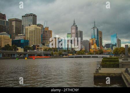 Il quartiere centrale degli affari di Melbourne, Australia, si affaccia sul fiume Yarra verso il CBD in una giornata nuvolosa. Foto Stock