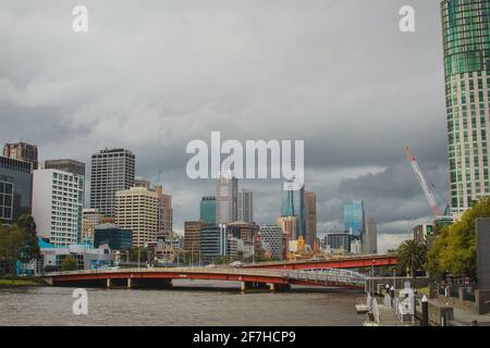 Il quartiere centrale degli affari di Melbourne, Australia, si affaccia sul fiume Yarra verso il CBD in una giornata nuvolosa. Foto Stock