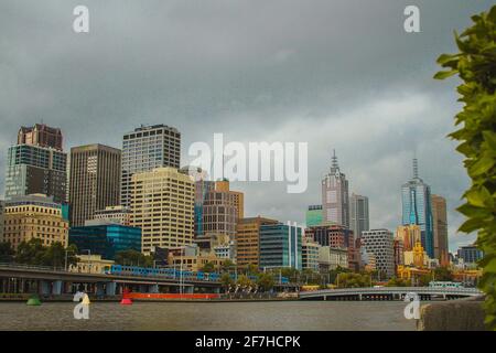 Il quartiere centrale degli affari di Melbourne, Australia, si affaccia sul fiume Yarra verso il CBD in una giornata nuvolosa. Foto Stock