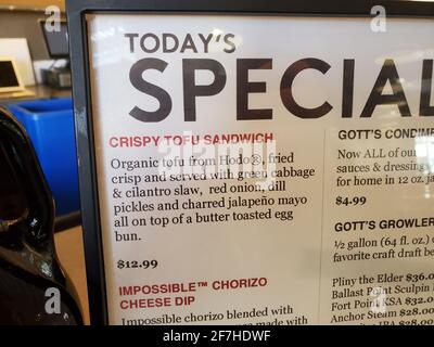 STATI UNITI. 04Feb 2021. Primo piano di un menu con la scritta "Today's Specials" al Gott's Roadside Restaurant a Walnut Creek, California, 4 febbraio 2021. (Foto di Smith Collection/Gado/Sipa USA) Credit: Sipa USA/Alamy Live News Foto Stock