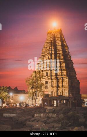 Antiche rovine di Hampi, Karnataka, India. Virupaksha tempio a Hampi visto da vicino. Foto Stock