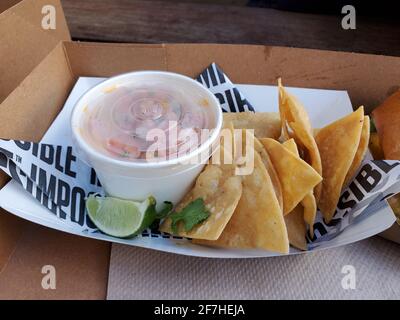 STATI UNITI. 04Feb 2021. Primo piano dell'Impossible Foods chorizo con patatine di tortilla e lime al Gott's Roadside Restaurant a Walnut Creek, California, 4 febbraio 2021. (Foto di Smith Collection/Gado/Sipa USA) Credit: Sipa USA/Alamy Live News Foto Stock