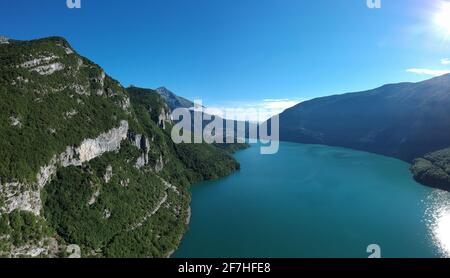 Mattina panorama aereo del lago molveno, uno splendido lago del Trentino, in una giornata di sole e limpida con acqua verde cristallo visibile. Foto Stock