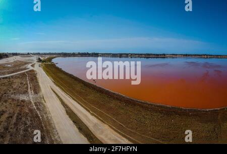 Vista aerea del Lac Rose o del lago Ralba in Senegal. Lago rosa che mostra bellezza naturale e colori ricchi in una giornata di sole. Vista sulla costa del lago e sull'atlantico Foto Stock