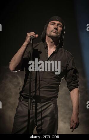 LJUBLJANA, SLOVENIA, 9 MAGGIO 2016: Cantante milanese Fras della band Laibach si esibisce nella Cankar Hall davanti a un pubblico seduto. Foto Stock