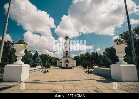 Campanile della più antica chiesa ortodossa di Chisinau, Moldova in una giornata di sole, vista tra le colonne della cattedrale. Sole caldo giorno estivo in Foto Stock