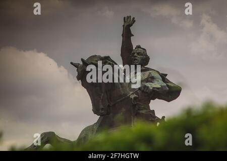 Primo piano foto del monumento di Suvorov a Tiraspol, Transnistria o Moldavia, scattata in una giornata nuvolosa. Foto Stock