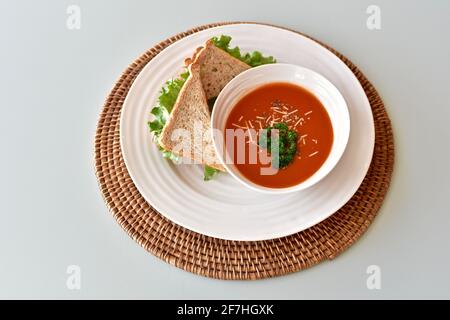 Zuppa calda e sandwich per un pranzo fresco di giorno, dieta sana stile di vita alimentare. Concetto di foto, sfondo di cibo, spazio di copia Foto Stock